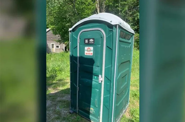 یک توالت آبی گم شده، از جوینده تقاضا می شود، با شهرداری کبک تماس بگیرد!